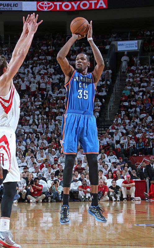 员们敲响警 员们敲响警