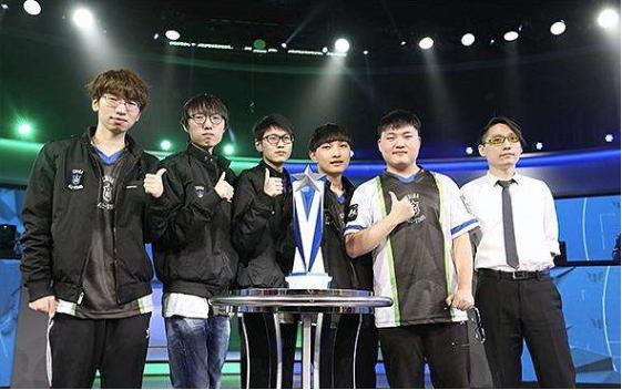 他在足球场 他在足球场