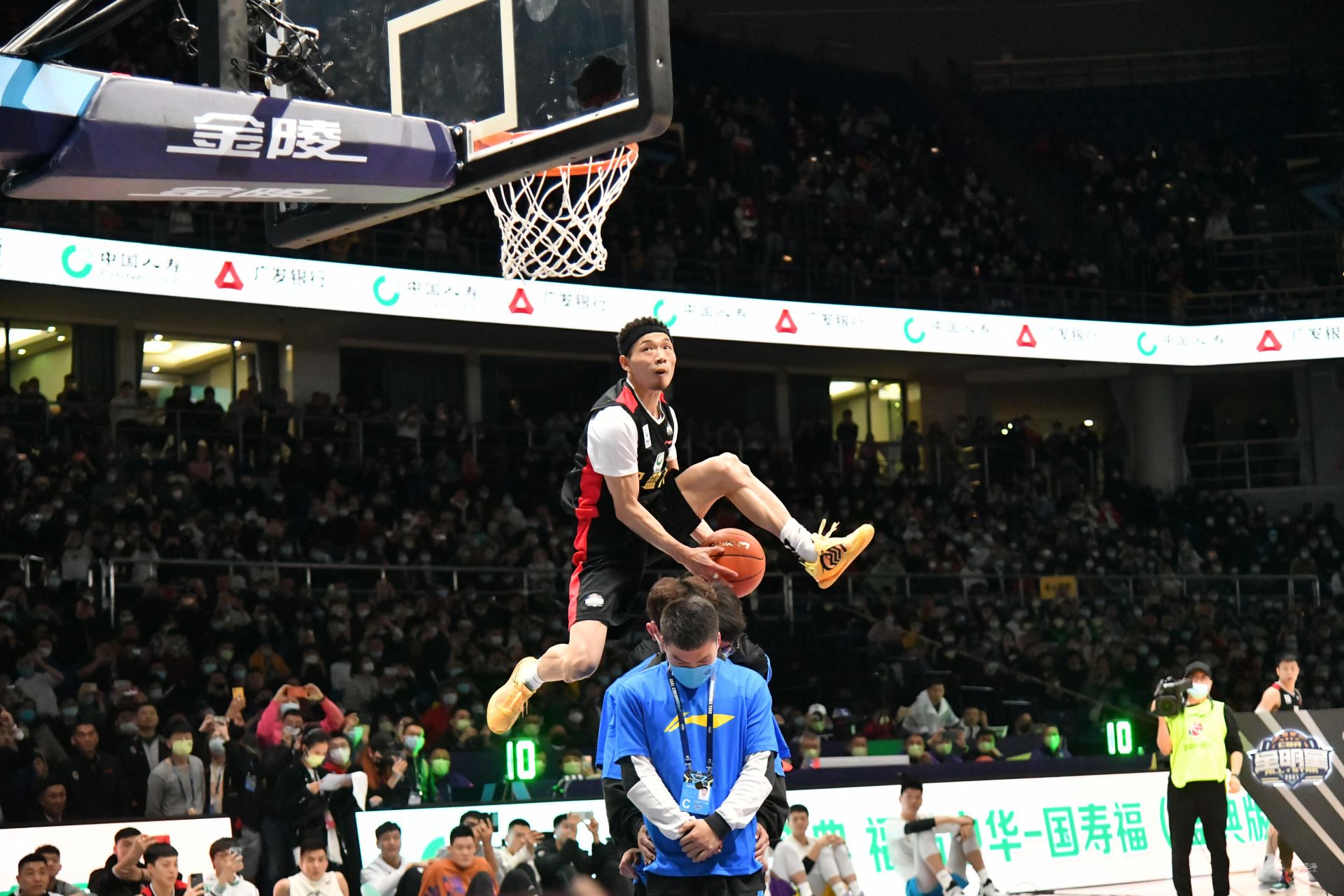 过与球场互 过与球场互