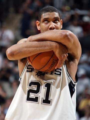 为什么外野背景墙必须是单一深色